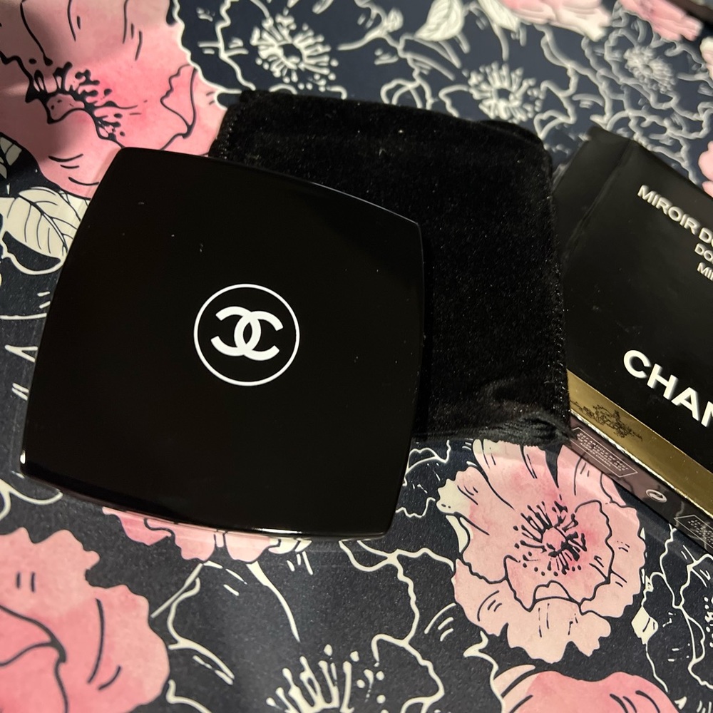 compact mirror